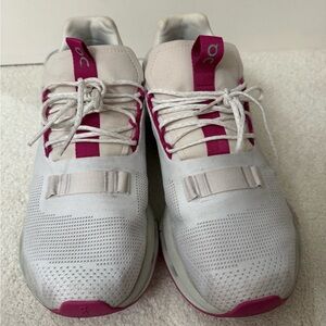 Women’s Size 9 White/Pink OnCloud Nova’s